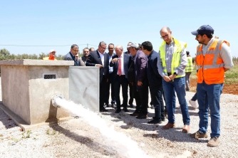 رئيس الحكومة يقوم رفقة وزير الفلاحة بالاطلاع على سير الأشغال في مختلف الأشطر المتعلقة بمشروع "الإعداد الهيدروفلاحي لحماية سهل سايس"