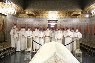 رئيس الحكومة مرفوقا بالسيدات والسادة الوزراء يقومون بزيارة الضريح الملكي بمناسبة الذكرى السنوية لرحيل جلالة الملك محمد الخامس طيب الله ثراه