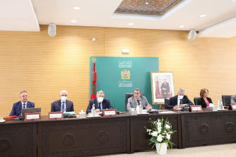 السيد رئيس الحكومة يعقد اجتماعا مع رؤساء غرف الفلاحة ورؤساء غرف الصناعة التقليدية حول تعميم الحماية الاجتماعية