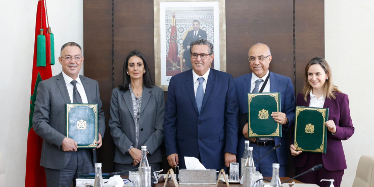 Le Chef du gouvernement préside la cérémonie de signature d’une convention pour la mise en œuvre du programme de renforcement des effectifs des inscrits et des diplômés en numérique dans les universités publiques marocaines