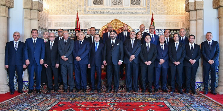 جلالة الملك يستقبل رئيس الحكومة وأعضاء الحكومة في صيغتها الجديدة بعد إعادة هيكلتها