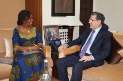 Le Chef du gouvernement reçoit la ministre sierra-léonaise des affaires étrangères et de la coopération internationale Le Chef du gouvernement reçoit la ministre sierra-léonaise des affaires étrangères et de la coopération internationale