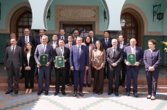 السيد رئيس الحكومة يترأس مراسم التوقيع على اتفاقية استثمارية مع المجموعة الصينية "صنرايز"  Sunriseالرائدة في قطاع النسيج