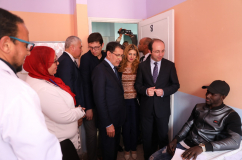 رئيس الحكومة يزور قافلة طبية لفائدة المهاجرين الأفارقة رئيس الحكومة يزور قافلة طبية لفائدة المهاجرين الأفارقة