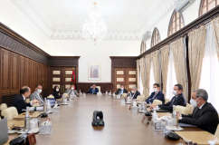 رئيس الحكومة يعقد اجتماعا مع ممثلي المجموعة المهنية لبنوك المغرب ورئيس الاتحاد العام لمقاولات المغرب بخصوص مشروع ميثاق الاستثمار الجديد