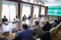 التقى رئيس الحكومة السيد عزيز أخنوش، اليوم الجمعة 29 مارس 2024 بالرباط، في إطار لقاءات الجولة الجديدة من الحوار الاجتماعي، وفدا من الكونفدرالية الديمقراطية للشغل (‏CDT‏)، يقوده السيد عبد القادر الزاير الكاتب العام للنقابة، وذلك بحضور كل من وزيرة الاقتصاد والمالية، ووزير الإدماج الاقتصادي والمقاولة الصغرى والشغل والكفاءات، والوزير المنتدب المكلف بالعلاقات مع البرلمان-الناطق الرسمي باسم الحكومة، والوزيرة المنتدبة المكلفة بالانتقال الرقمي وإصلاح الإدارة. وتم خلال هذا اللقاء الذي مر في أجواء إيجابية ومسؤولة، ال