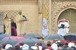 أمير المؤمنين خلال مراسم الاستقبال الرسمي لقداسة البابا فرانسيس