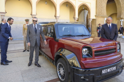 Présentation à SM le Roi d'un modèle de la 1ère marque automobile grand public marocaine et du prototype de véhicule à hydrogène d’initiative marocaine