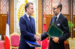 صاحب الجلالة الملك محمد السادس والرئيس الفرنسي إيمانويل ماكرون يوقعان بالرباط الإعلان المتعلق بالشراكة الاستثنائية الوطيدة بين المغرب وفرنسا