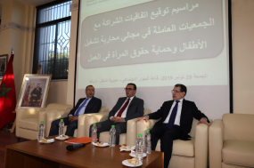 شدد رئيس الحكومة، الدكتور سعد الدين العثماني، على الدور الريادي الذي تقوم به جمعيات المجتمع المدني من أجل محاربة كل أشكال تشغيل الأطفال وكذا حماية حقوق المرأة في فضاءات العمل.  وبمناسبة التوقيع على اتفاقيات الشراكة مع عدد من الجمعيات تشتغل في مجالي محاربة تشغيل الأطفال وحماية حقوق المرأة في العمل يوم الجمعة 29 نونبر 2019، أكد رئيس الحكومة أن دور المجتمع المدني يبقى محوريا لأنه يسهم في مكافحة مثل هذه الظواهر في العمق، وعلى أرض الواقع، بحكم قرب الجمعيات من مختلف فئات المجتمع.  وبعد أن وجّه التحية للجمعيات الت