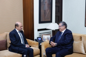 السيد رئيس الحكومة يجري مباحثات مع وزير الخارجية وشؤون المغتربين اليمني