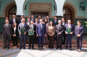 السيد رئيس الحكومة يترأس مراسم التوقيع على اتفاقية استثمارية مع المجموعة الصينية "صنرايز"  Sunriseالرائدة في قطاع النسيج