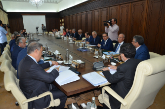 رئيس الحكومة: أدعو الوزراء للعمل الميداني والتواصل المباشر مع المواطنين